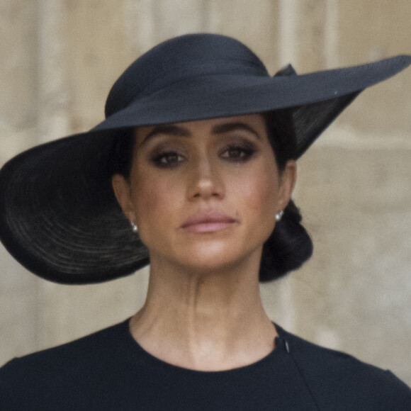 Meghan Markle - Procession du cercueil de la reine Elizabeth II d'Angleterre de Wesminster Hall où il était exposé au public, jusqu'à l'Abbaye de Westminster. Le cercueil est installé sur l'affût du canon, puis tiré par 142 marins de la Royal Navy à l'aide de cordages, dans la plus pure tradition de la monarchie britannique. Cette tradition remonte aux funérailles d'Etat de la reine Victoria en février 1901. Londres, le 19 septembre 2022. 