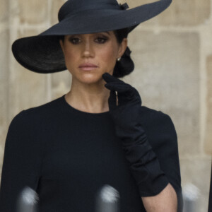 Meghan Markle - Procession du cercueil de la reine Elizabeth II d'Angleterre de Wesminster Hall où il était exposé au public, jusqu'à l'Abbaye de Westminster. Le cercueil est installé sur l'affût du canon, puis tiré par 142 marins de la Royal Navy à l'aide de cordages, dans la plus pure tradition de la monarchie britannique. Cette tradition remonte aux funérailles d'Etat de la reine Victoria en février 1901. Londres, le 19 septembre 2022. 