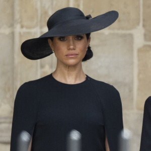 Meghan Markle - Procession du cercueil de la reine Elizabeth II d'Angleterre de Wesminster Hall où il était exposé au public, jusqu'à l'Abbaye de Westminster. Le cercueil est installé sur l'affût du canon, puis tiré par 142 marins de la Royal Navy à l'aide de cordages, dans la plus pure tradition de la monarchie britannique. Cette tradition remonte aux funérailles d'Etat de la reine Victoria en février 1901. Londres, le 19 septembre 2022. 