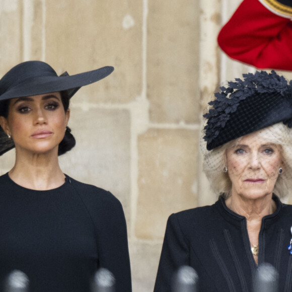 Meghan Markle, Camilla Parker Bowles, reine consort d'Angleterre - Procession du cercueil de la reine Elizabeth II d'Angleterre de Wesminster Hall où il était exposé au public, jusqu'à l'Abbaye de Westminster. Le cercueil est installé sur l'affût du canon, puis tiré par 142 marins de la Royal Navy à l'aide de cordages, dans la plus pure tradition de la monarchie britannique. Cette tradition remonte aux funérailles d'Etat de la reine Victoria en février 1901. Londres, le 19 septembre 2022. 