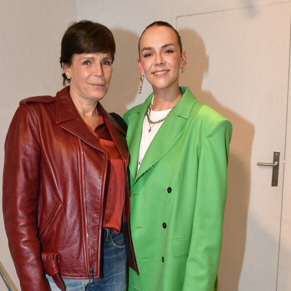 Pauline Ducruet et sa mère, la princesse Stéphanie de Monaco, dans les coulisses du défilé Alter, collection automne-hiver 2022/2023, lors de la Fashion Week de Paris. Le 1er mars 2022. © Veeren/Bestimage