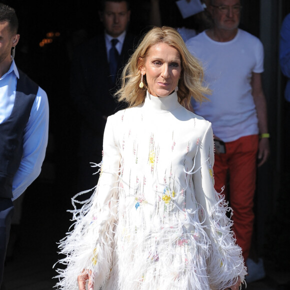 Celine Dion à la sortie de l'hôtel de Crillon à Paris pendant la fashion week Haute Couture automne-hiver 2019/2020 Valentino à Paris le 3 juillet 2019. 