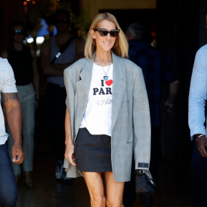 Celine Dion à la sortie de l'hôtel de Crillon à Paris pendant la fashion week Haute-Couture automne-hiver 2019/2020 le 3 juillet 2019. Elle porte un t-shirt avec la mention "I love Paris.....Hilton" ! Et le bijou qu'elle porte autour du cou ressemble au "Coeur de l'Océan" le diamant du film Titanic que portait Kate Winslet. 