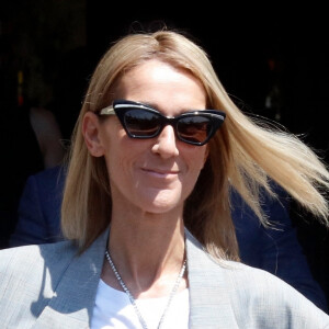 Celine Dion à la sortie de l'hôtel de Crillon à Paris pendant la fashion week Haute-Couture automne-hiver 2019/2020 le 3 juillet 2019. Elle porte un t-shirt avec la mention "I love Paris.....Hilton" ! Et le bijou qu'elle porte autour du cou ressemble au "Coeur de l'Océan" le diamant du film Titanic que portait Kate Winslet. 
