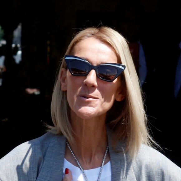 Celine Dion à la sortie de l'hôtel de Crillon à Paris pendant la fashion week Haute-Couture automne-hiver 2019/2020 le 3 juillet 2019. Elle porte un t-shirt avec la mention "I love Paris.....Hilton" ! Et le bijou qu'elle porte autour du cou ressemble au "Coeur de l'Océan" le diamant du film Titanic que portait Kate Winslet. 