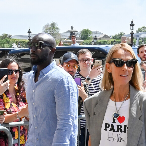 Celine Dion fait un passage dans une boutique Repetto à Paris pendant la fashion week Haute-Couture automne-hiver 2019/2020 le 3 juillet 2019. Elle porte un t-shirt avec la mention "I love Paris.....Hilton" ! Et le bijou qu'elle porte autour du cou ressemble au "Coeur de l'Océan" le diamant du film Titanic que portait Kate Winslet. 