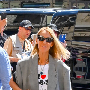 Celine Dion fait un passage dans une boutique Repetto à Paris pendant la fashion week Haute-Couture automne-hiver 2019/2020 le 3 juillet 2019. Elle porte un t-shirt avec la mention "I love Paris.....Hilton" ! Et le bijou qu'elle porte autour du cou ressemble au "Coeur de l'Océan" le diamant du film Titanic que portait Kate Winslet. 