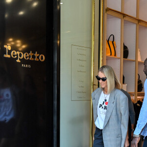 Celine Dion fait un passage dans une boutique Repetto à Paris pendant la fashion week Haute-Couture automne-hiver 2019/2020 le 3 juillet 2019. Elle porte un t-shirt avec la mention "I love Paris.....Hilton" ! Et le bijou qu'elle porte autour du cou ressemble au "Coeur de l'Océan" le diamant du film Titanic que portait Kate Winslet. 