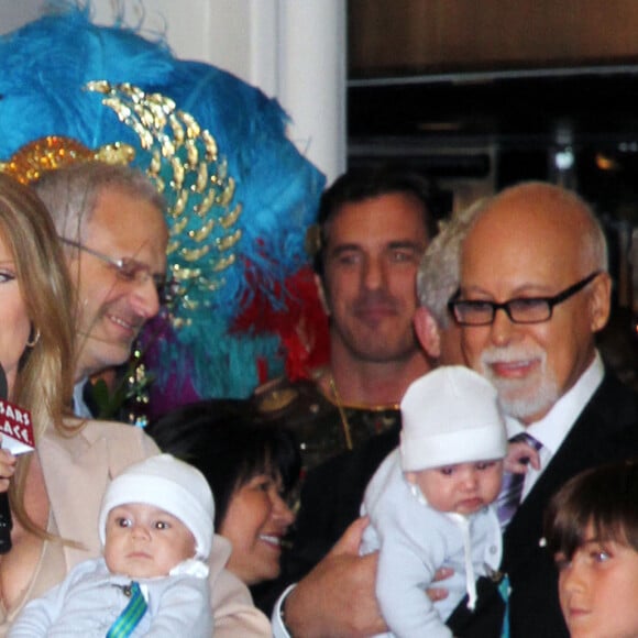 Celine Dion et son mari René Angelil, avec leurs fils Rene-Charles et les jumeaux Nelson and Eddie Angelil, encore bébés.