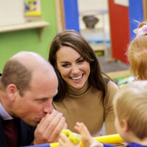 Le prince William, prince de Galles, et Catherine (Kate) Middleton, princesse de Galles, rencontrent le personnel et les usagers des services du Rainbow Centre à Scarborough, le 3 novembre 2022.