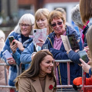 Le prince William, prince de Galles, et Catherine (Kate) Middleton, princesse de Galles, se rendent à Scarborough pour lancer un financement destiné à soutenir la santé mentale des jeunes, dans le cadre d'une collaboration dirigée par la Royal Foundation le 3 novembre 2022. 