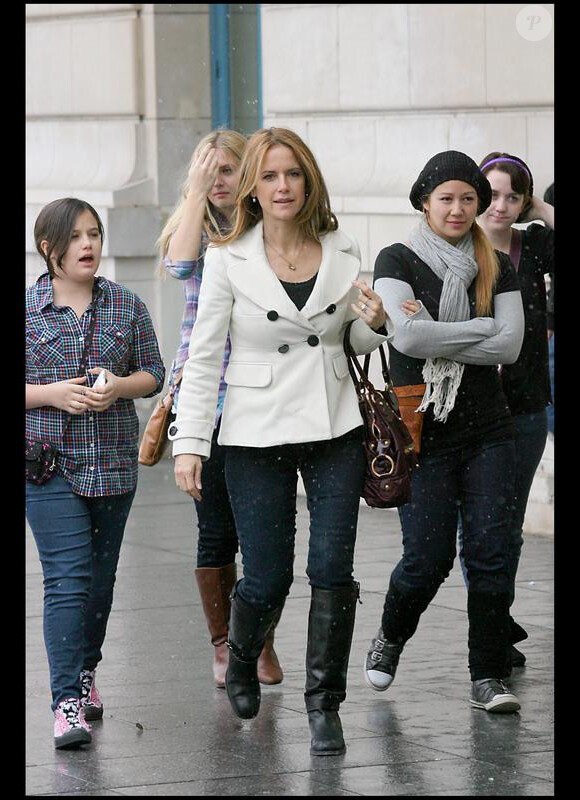 Kelly Preston et sa fille Ella Bleu ont fait du shopping, boulevard Haussman à Paris, avant de se rendre au musée d'Orsay accompagnées d'amis le 11 février 2010 