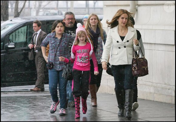 Kelly Preston et sa fille Ella Bleu ont fait du shopping, boulevard Haussman à Paris, avant de se rendre au musée d'Orsay accompagnées d'amis le 11 février 2010 