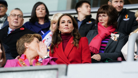 Kate Middleton : Manteau flamboyant et hors de prix, parapluie XXL... elle rayonne pour une sortie rugby !