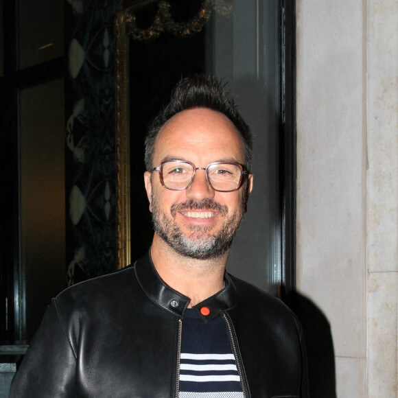 Exclusif - Jarry (Anthony Lambert) sort du restaurant Notto - Paul Anka signe des autographes à la sortie de son concert salle Pleyel à Paris le 7 juillet 2022. © Philippe Baldini / Bestimage 