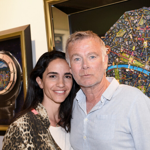 Exclusif - Franck Dubosc et sa femme Danièle lors du vernissage de l'exposition "Vue du ciel" de l'artiste 3D Johann Perathoner au Royal Monceau-Raffles Paris le 20 avril 2022. Passionné depuis toujours par les villes et les paysages urbains, l'artiste français d'art contemporain Johann Perathoner est connu et reconnu pour ses représentations magistrales de villes en trois dimensions, des oeuvres tridimensionnelles qu'il réalise avec une précision quasi chirurgicale aux résultats des plus impressionnants.  Actuellement représenté dans plus de 30 galeries dans le monde, de Paris à Miami, en passant par Londres, Genève ou Tokyo, l'artiste qui vient de fêter ses 36 ans a récemment exposé son travail en haut de l'Empire State Building à New York et se donne désormais le défi de présenter ses oeuvres en haut de la Tour Eiffel ! Les prestigieuses galeries Bel-Air Fine Art lui ont ouvert les portes du Royal Monceau-Raffles Paris pour une nouvelle exposition intitulée " Vue du ciel ", qui se tiendra jusqu'au mois de mai au sein du prestigieux palace parisien avant d'être exposée à l'international et dont le vernissage a réuni cette semaine de nombreuses personnalités venues découvrir les dernières créations de Johann Perathoner. © Rachid Bellak / Bestimage 