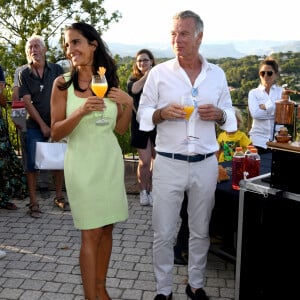 Franck Dubosc et sa femme Danièle durant la 1ère journée du Liban à Mougins le 1er août 2021, journée caritative, organisée par l'association "Mon Liban d'Azur" sous forme de marché solidaire, de tombola afin de récolter des fonds qui permettront de venir en aide à l'Hôpital Français du Levant, pour notamment l'achat d'un scanner. Durant tout l'été de nombreux évènements sont organisés par l'association. Franck Dubosc et sa femme Danièle, libanaise et invitée d'honneur de la manifestation, ont accepté d'être les commis d'un jour du chef libanais Joe Barza pour un atelier de cuisine libanaise. Actuellement, le comédien humoriste Franck Dubosc est en vacances à Mougins, son village d'adoption. Il vient de terminer comme acteur un long métrage qui sortira fin 2022, mais le 26 janvier, ce sera son second film en tant que réalisateur, Rumba la Vie, qui sera sur les écrans. A la rentrée, sur TF1, il y aura un téléfilm "La dernière partie" qui traite la fin de vie de son père. Un sujet qui tenait particulièrement à coeur à l'artiste, rendu encore plus triste par le décès de sa mère pendant le tournage... Mais Franck Dubosc garde le sourire et n'a pas hésité à accompagner son épouse pour cette journée caritative libanaise. Lui qui cuisine pratiquement jamais, s'est retrouvé en commis de cuisine, puis en gouteur de cocktail, puisque le chef champion du monde de cocktail Victor Delpierre, a concocté un breuvage aux saveurs orientales, à base de sirop de rose, de fleur d'oranger et d'arak. L'association franco-libanaise "Mon Liban d'Azur", apolitique et indépendante, a été créée à Nice à l'été 2019. Elle s'inscrit dans la promotion d'échanges entre la Côte d'Azur et le Liban (économique, artistique et culturel, éducatif et humanitaire). Depuis 2020, elle s'est concentrée sur les actions de solidarité. © Bruno Bebert/Bestimage 