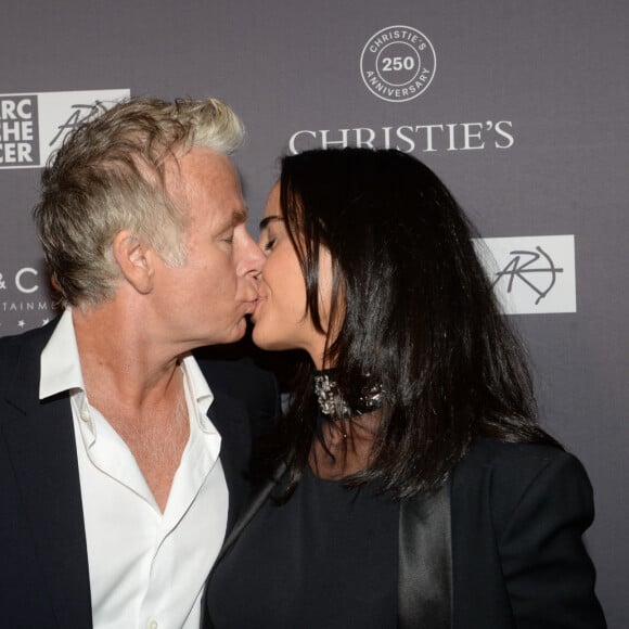 Exclusif - Franck Dubosc et sa femme Danièle lors du dîner de la fondation ARC au restaurant de l'hôtel The Peninsula à Paris le 10 octobre 2016. Première fondation française 100% dédiée à la recherche sur le cancer, la Fondation ARC a affecté en effet les recettes de l'édition 2016 autour d'un ambitieux projet de recherche contre les cancers du sein " triple négatifs ", particulièrement agressifs et difficiles à soigner. "Nous sommes aujourd'hui en position de changer les prescriptions thérapeutiques pour les cancers du sein les plus agressifs. La recherche a en effet désormais accès aux informations moléculaires à l'origine de chaque développement cancéreux : cela ouvre des possibilités inédites." déclare Jean-Yves Blay, directeur du centre Léon Berard , conseiller du Président du Conseil Scientifique de la Fondation ARC. Avant le dîner, Monsieur Lambert Wilson a remis un chèque de 50 000 euros à la Fondation ARC au nom de RENAULT, grand mécène de la soirée. Puis ce fut au tour de Mademoiselle Michèle Laroque d'offrir la recette du spectacle " Ils s'aiment " interprété avec Mademoiselle Muriel Robin le 24 Octobre prochain au théâtre de Paris ( grâce au soutien de Venteprivée.com ). En fin de soirée Laurent Weil a annoncé le montant total de la collecte : 370 000 euros pour lutter contre le cancer du sein. Photos : © Rachid Bellak / Bestimage 