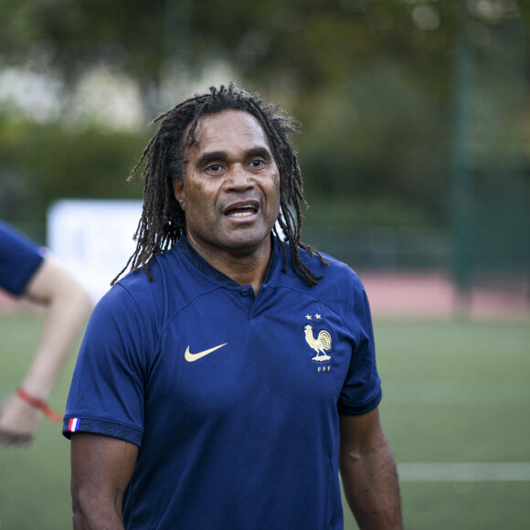 Christian Karembeu - Match de football caritatif entre le Variétés Club de France contre l'équipe de France des Parlementaires au profit de l'association "e-Enfance" au stade Emile Anthoine à Paris le 28 septembre 2022. La rencontre s'est soldée par une défaite 8-2 des parlementaires. Le match a été marqué par la blessure importante de J. Odoul. Le député du Rassemblement national (RN) de l'Yonne souffre d'une rupture du tendon rotulien. Le match a par ailleurs permis de récolter 35.000 euros pour le compte de l'association e-Enfance, qui lutte contre le cyber harcèlement. Si cette rencontre a fait parler d'elle, ce n'est pas tant pour son aspect sportif que son enjeu politique. Pour la première fois, l'équipe parlementaire de football intégrait dans son effectif des députés du Rassemblement national. Une nouveauté qui a conduit les députés insoumis, socialistes et écologistes à boycotter le match. Une façon pour eux de lutter contre une "banalisation" de l'extrême droite et une "prétendue normalisation" des élus du RN. © Pierre Perusseau/Bestimage