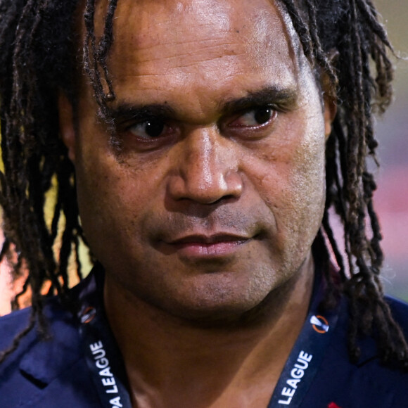 Christian Karembeu (directeur sportif de l'Olympiakos) est honoré par son ancien club de Nantes (où il a joué de 1990 à 1995), en la personne d'Antoine Kombouare (entraineur du FC Nantes) lors du match d'Europa Ligue 2022 "Nantes - Olympiakos (2-1)" au stade de la Beaujoire, le 8 septembre 2022.