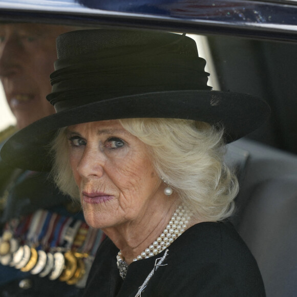 Le roi Charles III d'Angleterre et la reine consort Camilla Parker Bowles - Procession cérémonielle du cercueil de la reine Elisabeth II du palais de Buckingham à Westminster Hall à Londres.