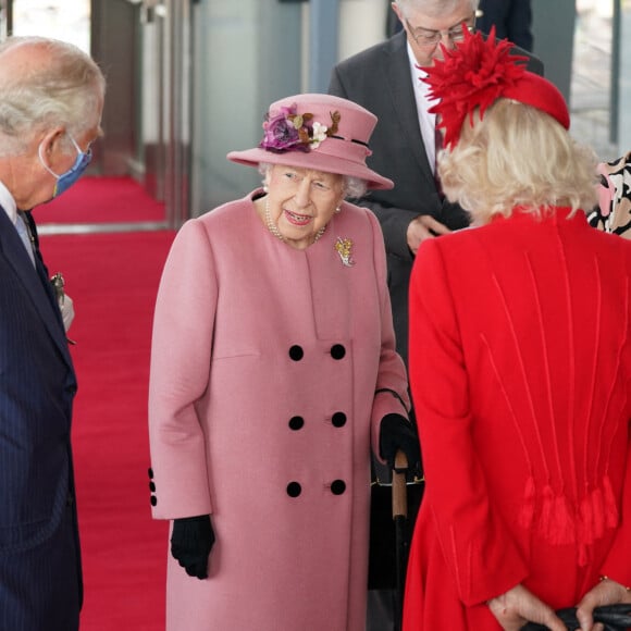 La reine Elisabeth II d'Angleterre, le prince Charles, prince de Galles, et Camilla Parker Bowles, duchesse de Cornouailles, assistent à la cérémonie d'ouverture de la sixième session du Senedd à Cardiff, Royaume Uni, 14 oc tobre 2021.