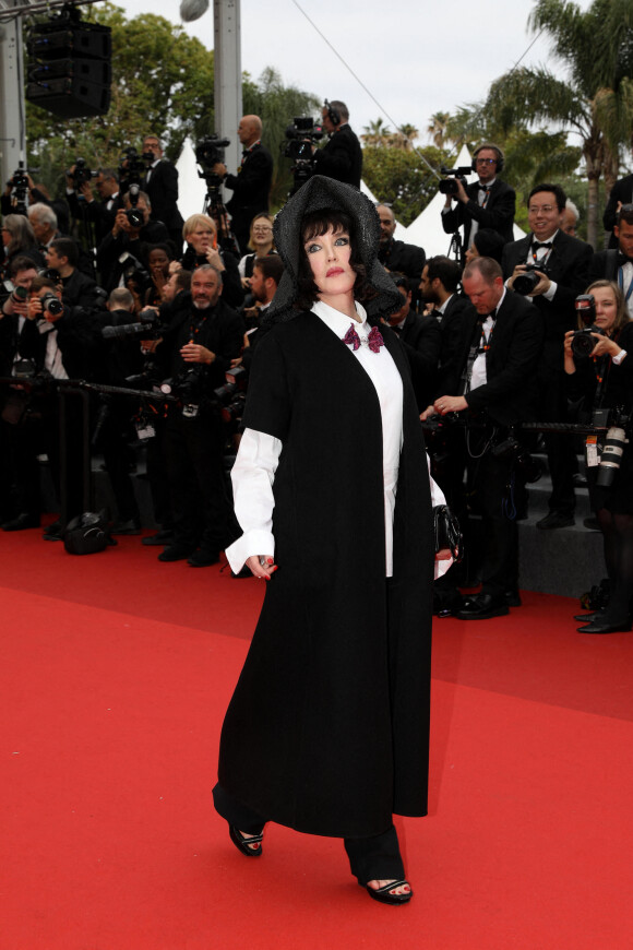 Isabelle Adjani - Montée des marches du film « Les Amandiers » lors du 75ème Festival International du Film de Cannes. Le 22 mai 2022 © Dominique Jacovides / Bestimage