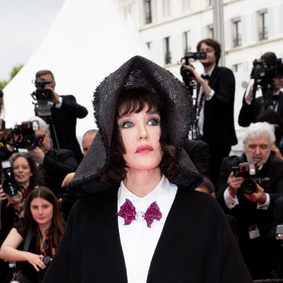 Isabelle Adjani - Montée des marches du film « Les Amandiers » lors du 75ème Festival International du Film de Cannes. Le 22 mai 2022 © Cyril Moreau / Bestimage