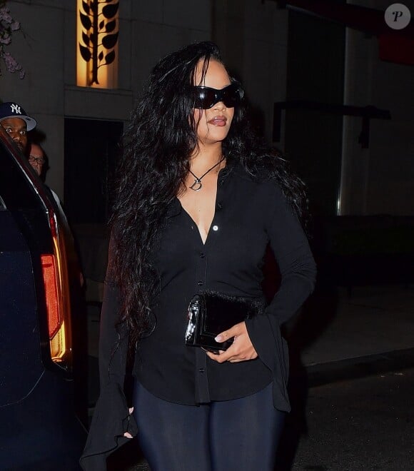 La chanteuse Rihanna à la sortie d'un restaurant à New York. Le 5 novembre 2022 