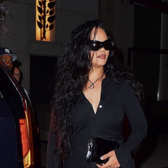 La chanteuse Rihanna à la sortie d'un restaurant à New York. Le 5 novembre 2022 