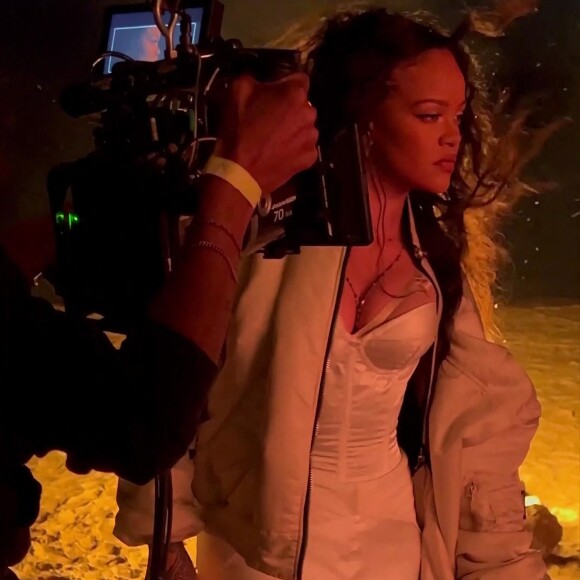Tournage du clip de "Lift Me Up", le single qui annonce le retour de Rihanna après 6 ans d'absence le 3 novembre 2022. 