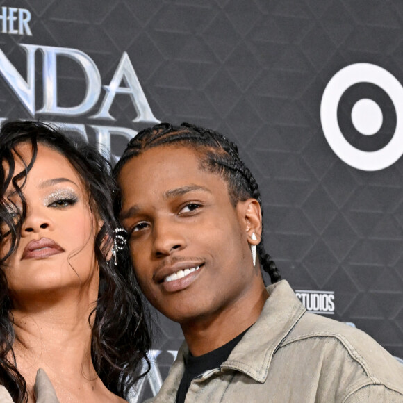 Rihanna et son compagnon A$AP Rocky (Asap Rocky) - Arrivées au photocall de la première du film Marvel studios "Black Panther 2: Wakanda Forever" au théâtre Dolby à Hollywood, Los Angeles, Californie, Etats-Unis, le 26 octobre 2022. 