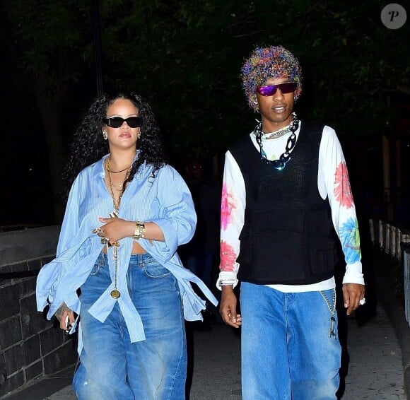 Exclusif - Rihanna et son compagnon ASAP Rocky rentrent de soirée en passant par un parc à 4 heures du matin. New York, le 7 août 2022. 