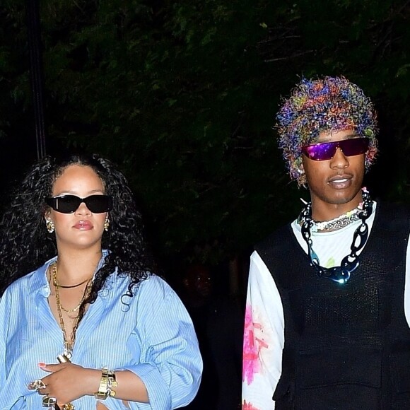 Exclusif - Rihanna et son compagnon ASAP Rocky rentrent de soirée en passant par un parc à 4 heures du matin. New York, le 7 août 2022. 