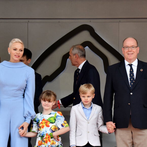 La princesse Charlene de Monaco, la princesse Gabriella de Monaco (robe Dolce & Gabbana, sandales Jacadi), comtesse de Carladès, le prince Albert de Monaco et le prince Jacques de Monaco, marquis des Baux lors du Grand Prix de Monaco 2022 de F1, à Monaco, le 29 mai 2022. © Bruno Bebert/Bestimage 