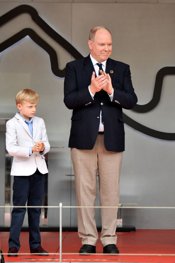 Le prince Albert de Monaco, et le prince Jacques de Monaco, marquis des Baux, au podium du Grand Prix de Monaco 2022 de F1, à Monaco, le 2ç mai 2022. © Bruno Bebert/Bestimage 