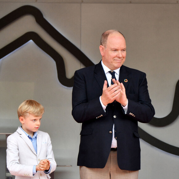 Le prince Albert de Monaco, et le prince Jacques de Monaco, marquis des Baux, au podium du Grand Prix de Monaco 2022 de F1, à Monaco, le 2ç mai 2022. © Bruno Bebert/Bestimage 