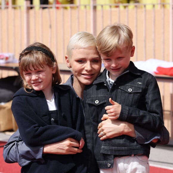 La princesse Charlène de Monaco et ses enfants le prince Jacques de Monaco et la princesse Gabriella de Monaco - Le prince Albert II de Monaco, la princesse Charlène de Monaco et leurs enfants le prince Jacques de Monaco et la princesse Gabriella de Monaco lors de l' édition 2022 du Tournoi Sainte Dévote de Rugby au Stade Louis II à Monaco le 7 mai 2022. © Claudia Albuquerque / Bestimage 