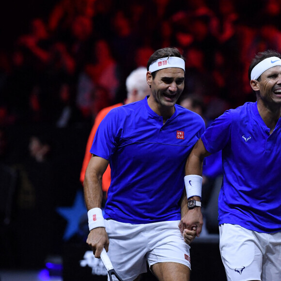 Roger Federer (Sui), Rafael Nadal (Esp), - Tennis : Roger Federer, tire sa révérence en larmes, lors de Laver Cup à l'O2 Arena de Londres le 23 septembre 2022. La paire Federer/Nadal (Europe) s'est inclinée face à Sock/Tiafoe (Reste du monde) 4-6, 7-6 (7/2), 11-9. © Antoine Couvercelle / Panoramic / Bestimage 