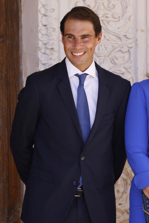 Rafael Nadal reçoit le prix "Camino Real Madrid" des mains du roi Felipe VI d'Espagne à Alcala de Henares près de Madrid