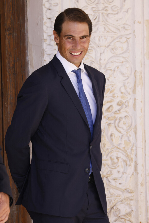 Rafael Nadal reçoit le prix "Camino Real Madrid" des mains du roi Felipe VI d'Espagne à Alcala de Henares près de Madrid, le 20 septembre 2022.