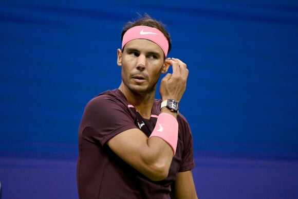 L'Espagnol Rafael Nadal bat l'Italien Fabio Fognini (2-6, 6-4, 6-2, 6-1) lors de l'US Open à New York, le 1er septembre 2022. Lors de cette partie, après un revers, Rafael Nadal a vu le cadre de sa raquette rebondir sur le sol et frapper son nez. Le 1er septembre 2022. 