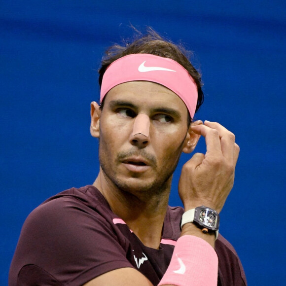 L'Espagnol Rafael Nadal bat l'Italien Fabio Fognini (2-6, 6-4, 6-2, 6-1) lors de l'US Open à New York, le 1er septembre 2022. Lors de cette partie, après un revers, Rafael Nadal a vu le cadre de sa raquette rebondir sur le sol et frapper son nez. Le 1er septembre 2022. 