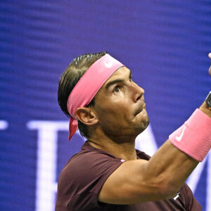 L'Espagnol Rafael Nadal bat l'Italien Fabio Fognini (2-6, 6-4, 6-2, 6-1) lors de l'US Open à New York, le 1er septembre 2022. Lors de cette partie, après un revers, Rafael Nadal a vu le cadre de sa raquette rebondir sur le sol et frapper son nez. Le 1er septembre 2022. 