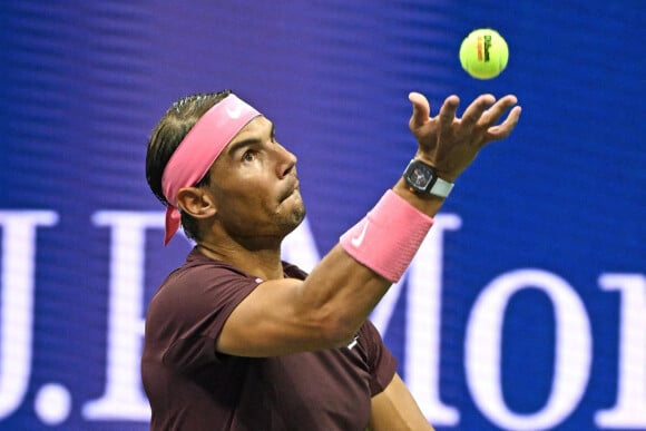 L'Espagnol Rafael Nadal bat l'Italien Fabio Fognini (2-6, 6-4, 6-2, 6-1) lors de l'US Open à New York, le 1er septembre 2022. Lors de cette partie, après un revers, Rafael Nadal a vu le cadre de sa raquette rebondir sur le sol et frapper son nez. Le 1er septembre 2022. 