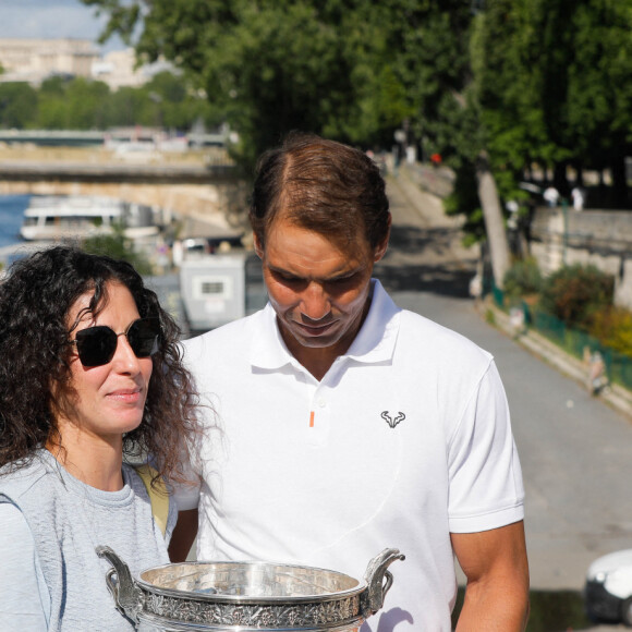 Rafael Nadal et sa femme Xisca Perello - Rafael Nadal pose avec la coupe des Mousquetaires sur le pont Alexandre III après sa 14ème victoire en finale du simple messieurs aux internationaux de France de tennis de Roland Garros à Paris, France, le 06 juin 2022. © Christophe Clovis / Bestimage. 