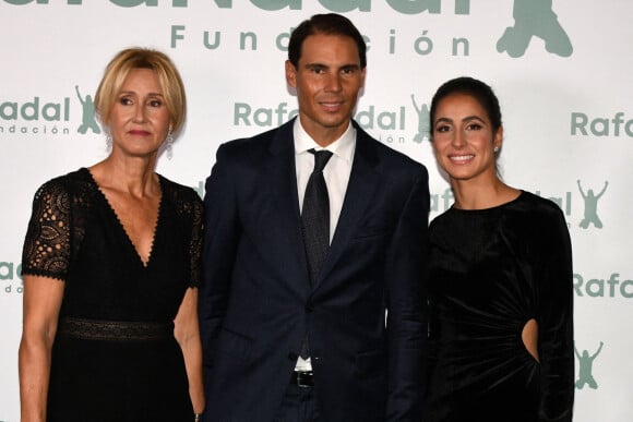Rafael Nadal entre sa mère Ana María Parera et sa femme Xisca Perello - Photocall de la cérémonie du 10ème anniversaire de la fondation Rafael Nadal à Madrid le 18 novembre 2021. 