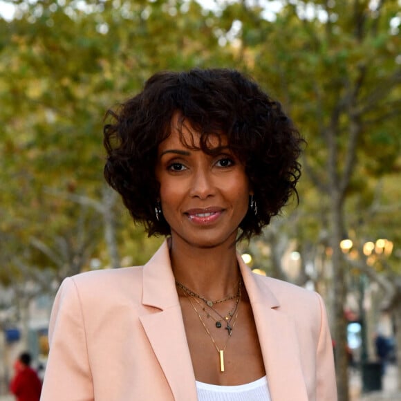 Sonia Rolland durant la soirée d'ouverture des 23èmes Rencontres internationales du cinéma des antipodes à Saint Tropez, le 13 octobre 2021, avec une avant première du film documentaire Alick et Albert au cinéma La Renaissance, place des Lices. Avant cette projection, les invités ont pu découvrir une exposition photo retraçant les moments forts de ce film documentaire où le prince Albert II de Monaco est l'un des personnages principaux. Cet événement va se dérouler du 13 au 17 octobre. Ce documentaire réalisé par Douglas Watkin, dès novembre 2018, où Alick Tipoti, artiste insulaire et militant des langues indigènes, accueille S.A.S. le prince Albert II de Monaco sur l'île de Badu, dans le détroit de Torrès, au nord de l'Australie. Cette première visite d'un chef d'Etat étranger dans la communauté Badulgal fait suite à une rencontre à Monaco en 2016 à l'occasion de l'exposition " Taba Naba ", présentée au Musée océanographique. L'artiste et le prince sont tous deux animés par l'héritage de leurs ancêtres et par leur engagement personnel envers le monde naturel, en particulier l'océan. Ils discutent des similitudes et des contrastes de leurs petites communautés si éloignées l'une de l'autre, et réfléchissent aux sociétés patriarcales et à la crise environnementale qu'elles traversent. Alick et les habitants de Badu partagent avec le prince Albert II leur mode vie menacé par la pollution de l'océan - filets fantômes et plastiques - et par le changement climatique. © Bruno Bebert / Bestimage 