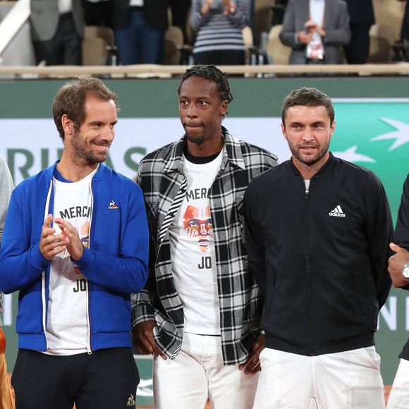 Gilles Simon, Gaël Monfils, Benoît Paire, Richard Gasquet et Jo-Wilfried Tsonga - Jo-Wilfried Tsonga reçoit le trophée de la FFT pour l'ensemble de sa carrière et fait ses Adieux après sa défaite lors des Internationaux de France de Tennis de Roland Garros 2022 - Jour 3. A Paris le 24 Mai 2022. © Bertrand Rindoff/Bestimage