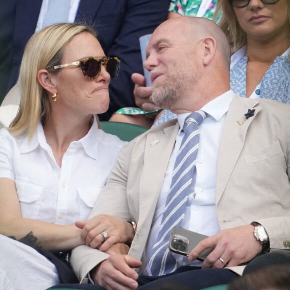 Zara Phillips et Mike Tindall assistent au tournoi de tennis de Wimbledon (27 juin - 11 juillet 2022) à Londres, le 28 juin 2022. Dans les tribunes, Zara Phillips se montrait très tendre envers son mari. 